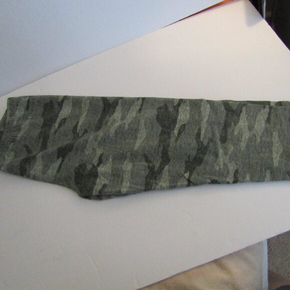 SO YOGA GREEN CAMO Yoga/Workout cropped Leggins/Pants,   SIZE LARGE  Exc - Picture 1 of 3